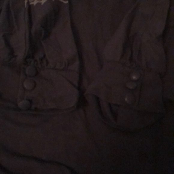 Groggy black t-shirt with feather print. - Picture 7 of 7